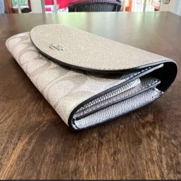 Coach Slim Metallic Envelope Wallet Platinum Logo Signature - Picture 6 of 8